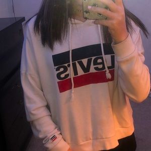 cropped levi’s sweatshirt
